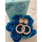 Csillogó, ezüstös karika fülbevaló