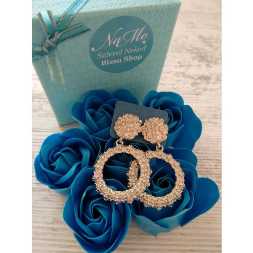 Csillogó, ezüstös karika fülbevaló