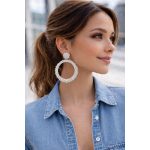 Csillogó, ezüstös karika fülbevaló