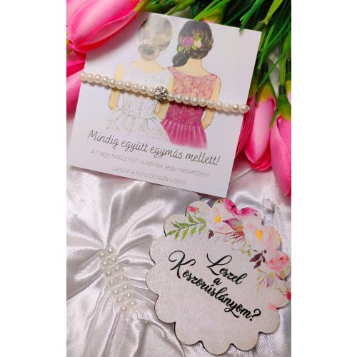 koszorúslányfelkérő szett:  fehér zsinór gyöngy karkötő,  leszel a koszorúslányom  fatábla, koszorúslány felkérő kísérőkártya 