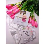 koszorúslányfelkérő szett:  fehér zsinór gyöngy karkötő,  leszel a koszorúslányom  fatábla, koszorúslány felkérő kísérőkártya 