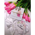 koszorúslányfelkérő szett:  fehér zsinór gyöngy karkötő,  leszel a koszorúslányom  fatábla, koszorúslány felkérő kísérőkártya 