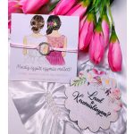  koszorúslányfelkérő szett: rózsaszín karika zsinóros karkötő, leszel a koszorúslányom fatábla, koszorúslány felkérő kísérőkártya