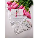 felkérő koszorúslánynak: fehér zsinór gyöngy karkötő,  leszel a koszorúslányom  fatábla, koszorúslány felkérő kísérőkártya 